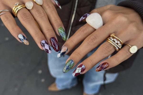 Argyle Sweater Nails Are The Coziest Manicure Trend To Ring In Winter